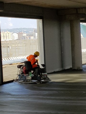 liscando del pavimento ultima capriata e inizio lavori impianti idraulici bagni sala bagagli 03102017 10
